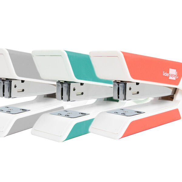 AGRAFADOR LIDERPAPEL PLASTICO CORES SORTIDAS AGRAFES 24/6 22/6 CAPACIDADE 20 F OFERTA DE UMA CAIXA DE AGRAFES